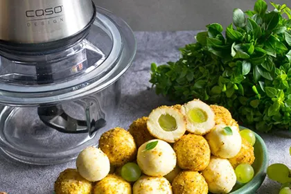 Сырные шарики с виноградом